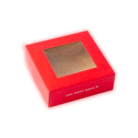 Caja roja con visor y frase | 12 x 12 x 4 cm